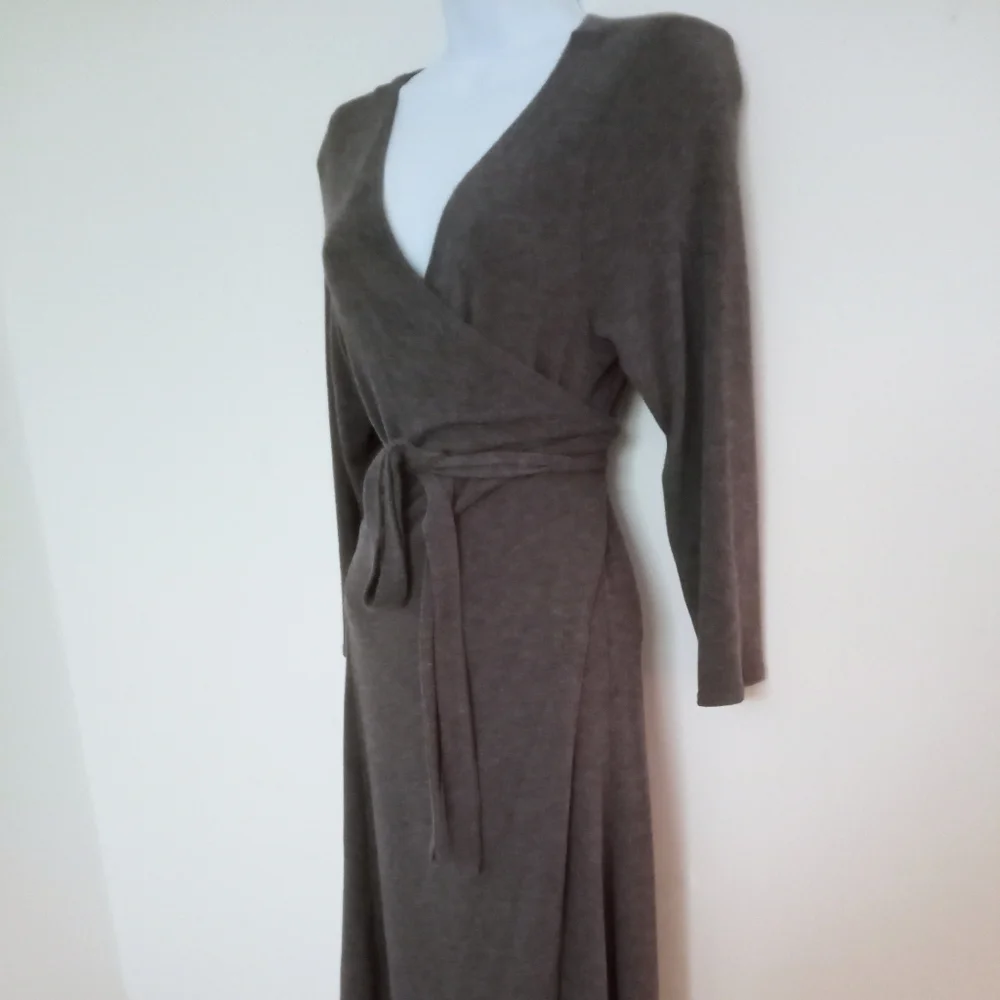 NWT🎁 FREE GIFT IS INCLUDED 🎁 Wrap Dress V- Neck, High Split, Midi - Picture 8 of 13